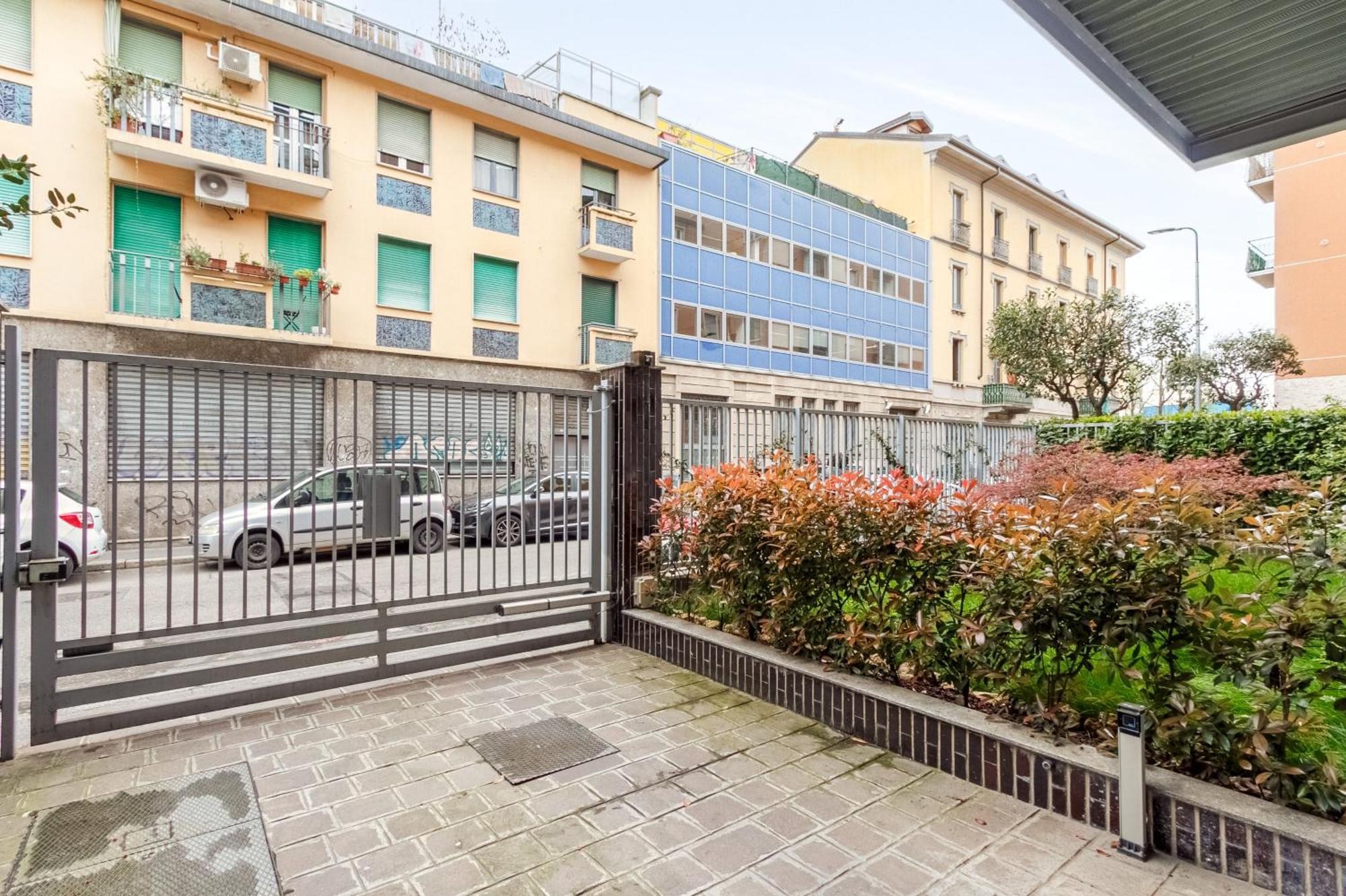 Rentopolis Apartments - Palazzo Candiani Милано Екстериор снимка