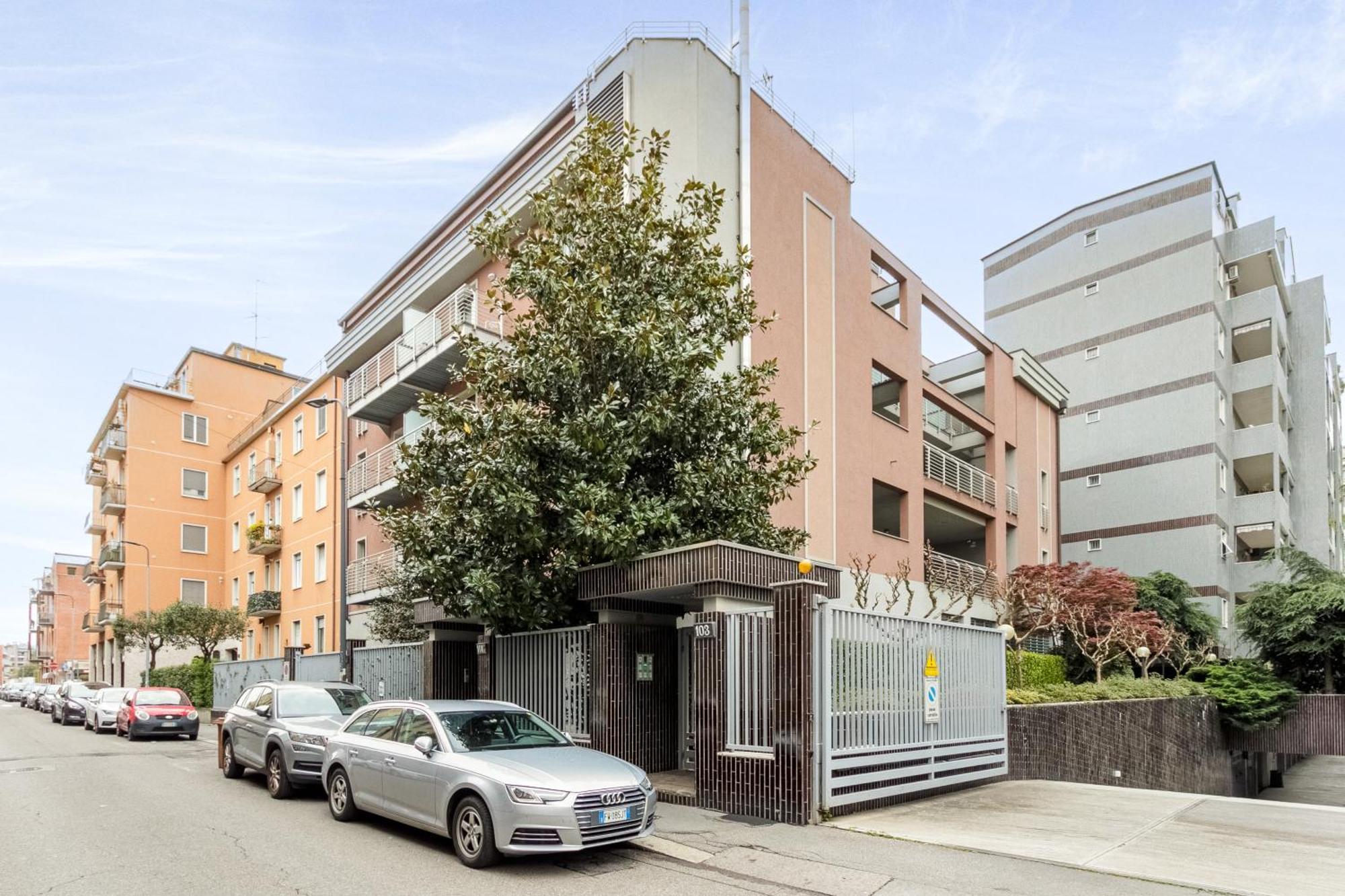 Rentopolis Apartments - Palazzo Candiani Милано Екстериор снимка