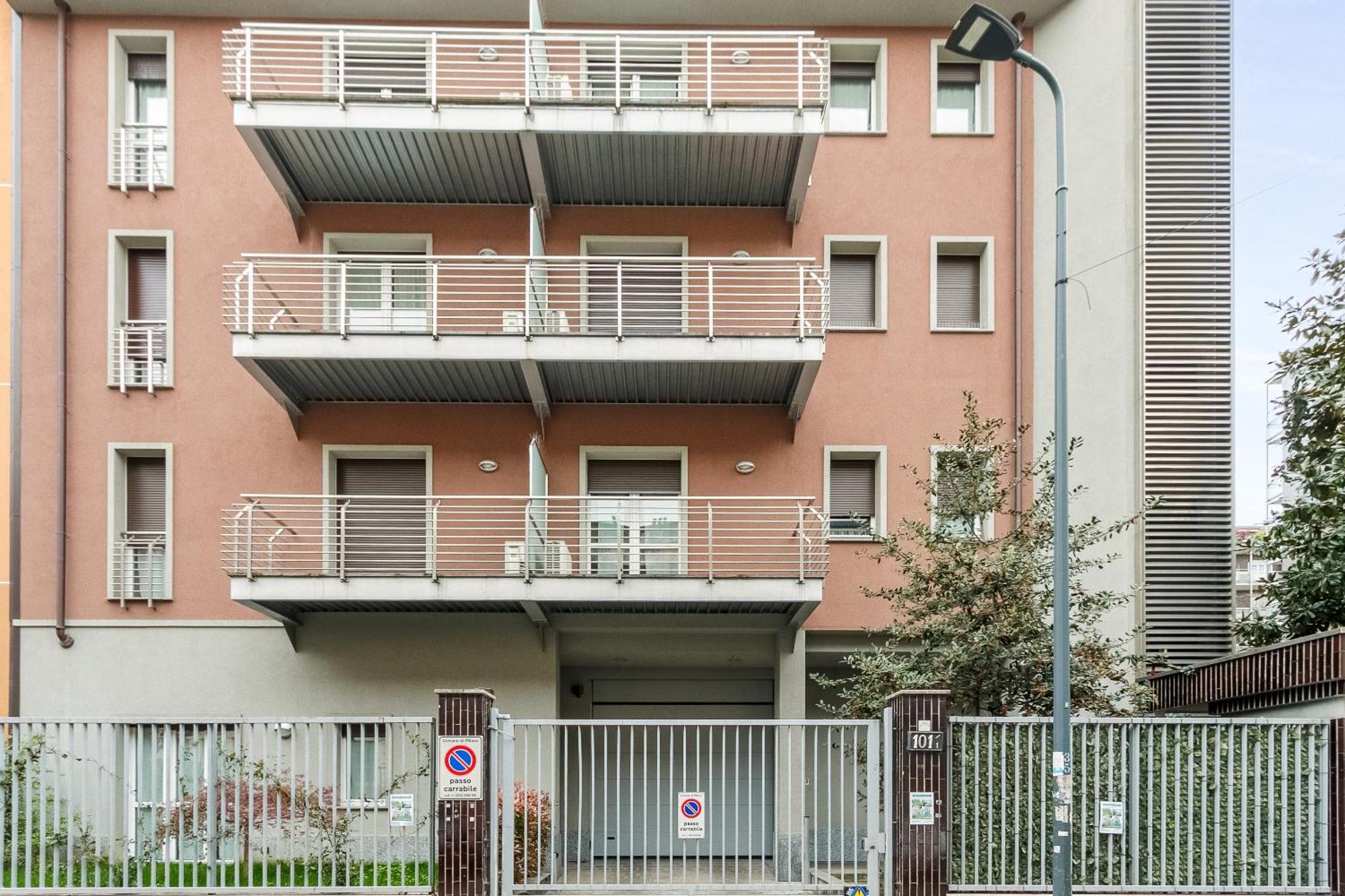 Rentopolis Apartments - Palazzo Candiani Милано Екстериор снимка