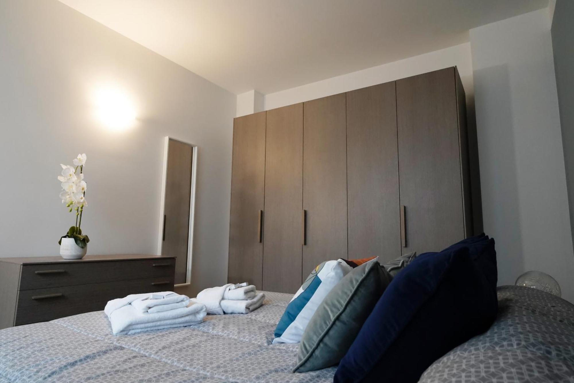 Rentopolis Apartments - Palazzo Candiani Милано Екстериор снимка